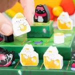 Hupp a pelyhes társasjáték közelkép – részletek a figurákról és a pályaelemekről