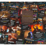 Hősképző társasjáték kártyák szétszórva: paklik és kártyalapok